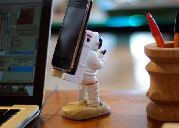 Astronaut iPhone Stand