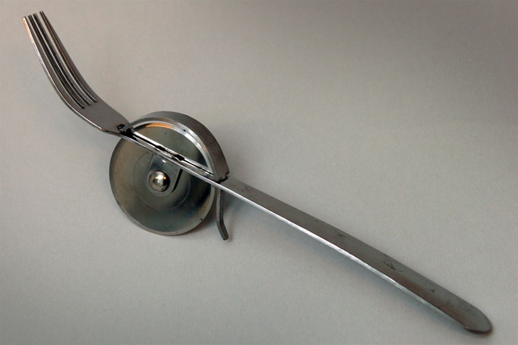 Fork With A Pizza Roller- Fork pizza cutter combo utensil