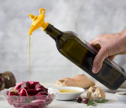 Oiladdin: An Oil Pourer/Stopper Shaped Like the Genie Lamp from Aladdin
