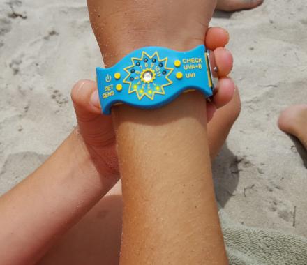 This Sun Monitor Bracelet Detects Your UV Intake, Notifies You When You’ve Had Too Much Sun