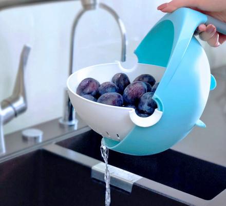 This Genius Self-Balancing Colander Dumps Water, But Keeps Food Upright