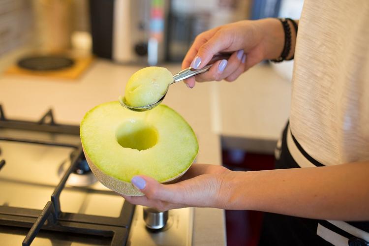 4-in-1 Pizza Cutter Doubles as a Pizza Serving Spatula - Multi-purpose pizza slicer