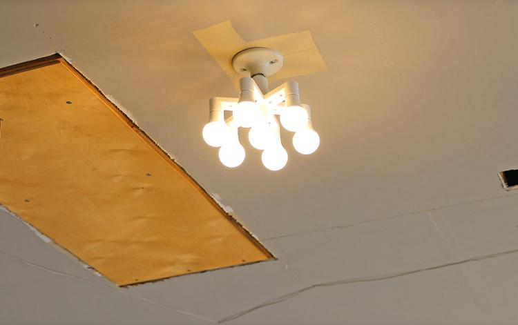 7-in-1 Light-Bulb Splitter Puts 7 Bulbs Into One Socket - 7 Light Bulb Adapter