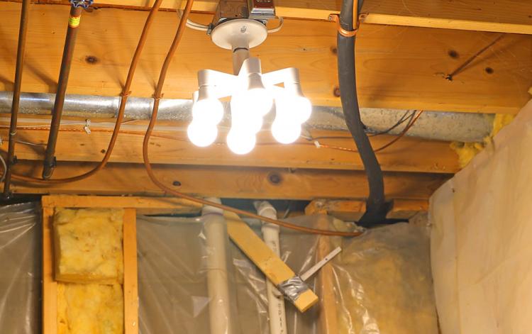 7-in-1 Light-Bulb Splitter Puts 7 Bulbs Into One Socket - 7 Light Bulb Adapter