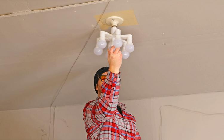 7-in-1 Light-Bulb Splitter Puts 7 Bulbs Into One Socket - 7 Light Bulb Adapter