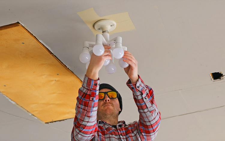 7-in-1 Light-Bulb Splitter Puts 7 Bulbs Into One Socket - 7 Light Bulb Adapter