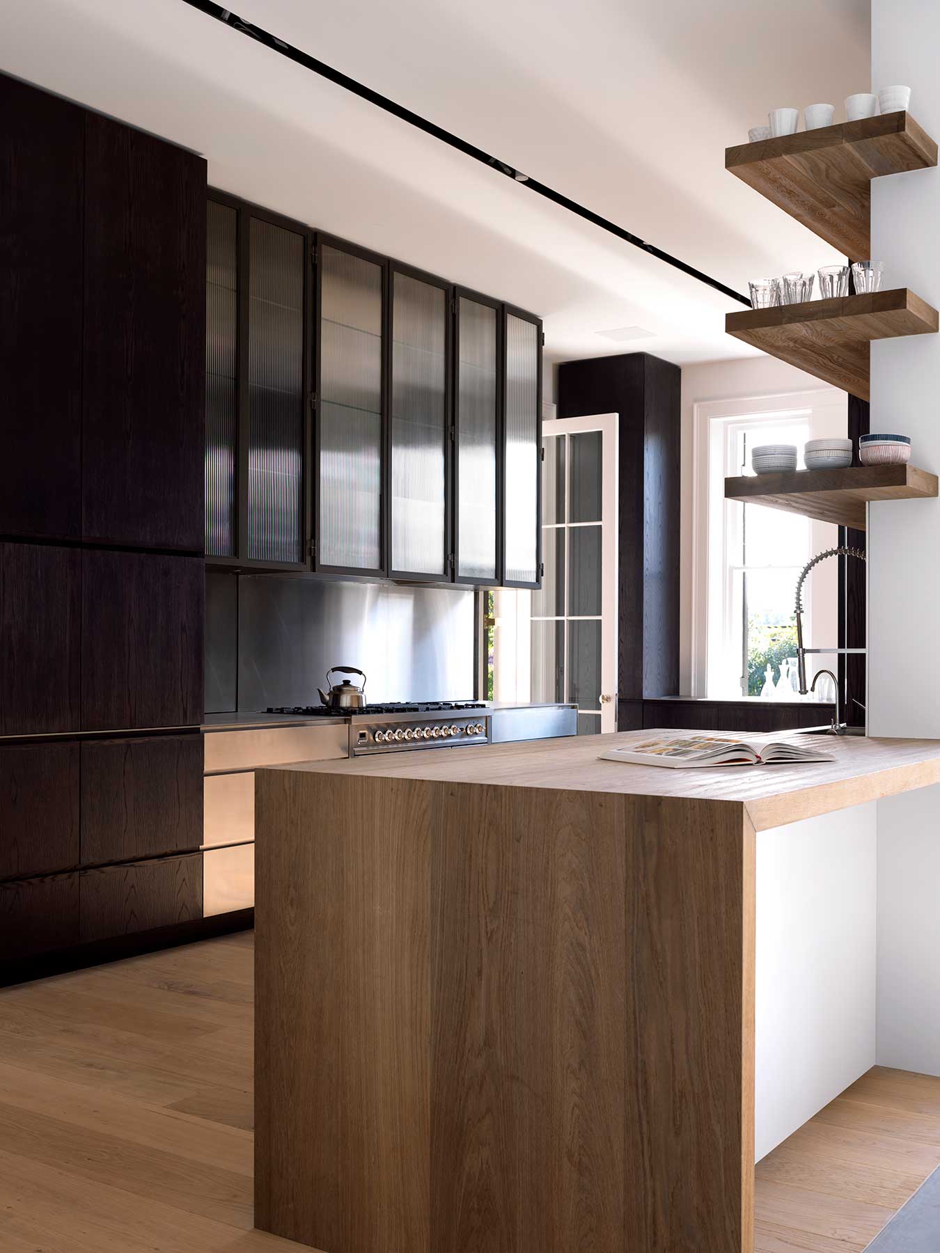 Around the corner shelves design ideas - Wrap-around corner shelving and bookcases