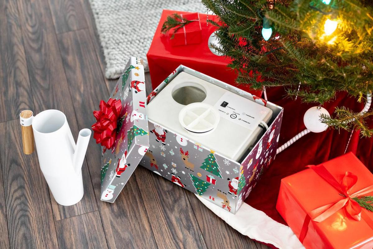 HoHoHoH2o - Automatic Christmas Tree Watering Device Is Disguised As a Present