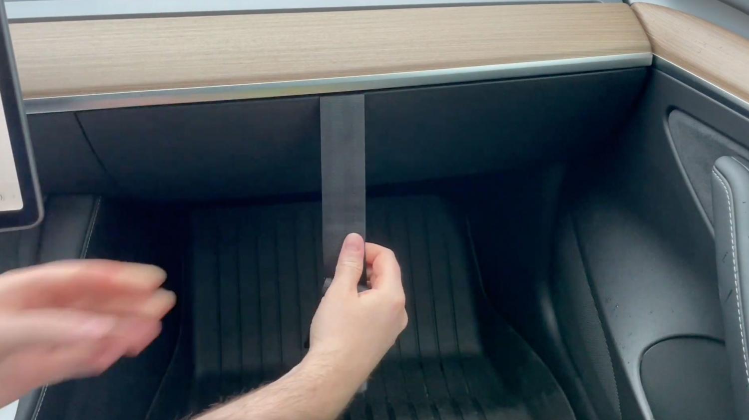 Bago To-Go Back Glovebox Clip Prevents Food Bag From Tipping Over