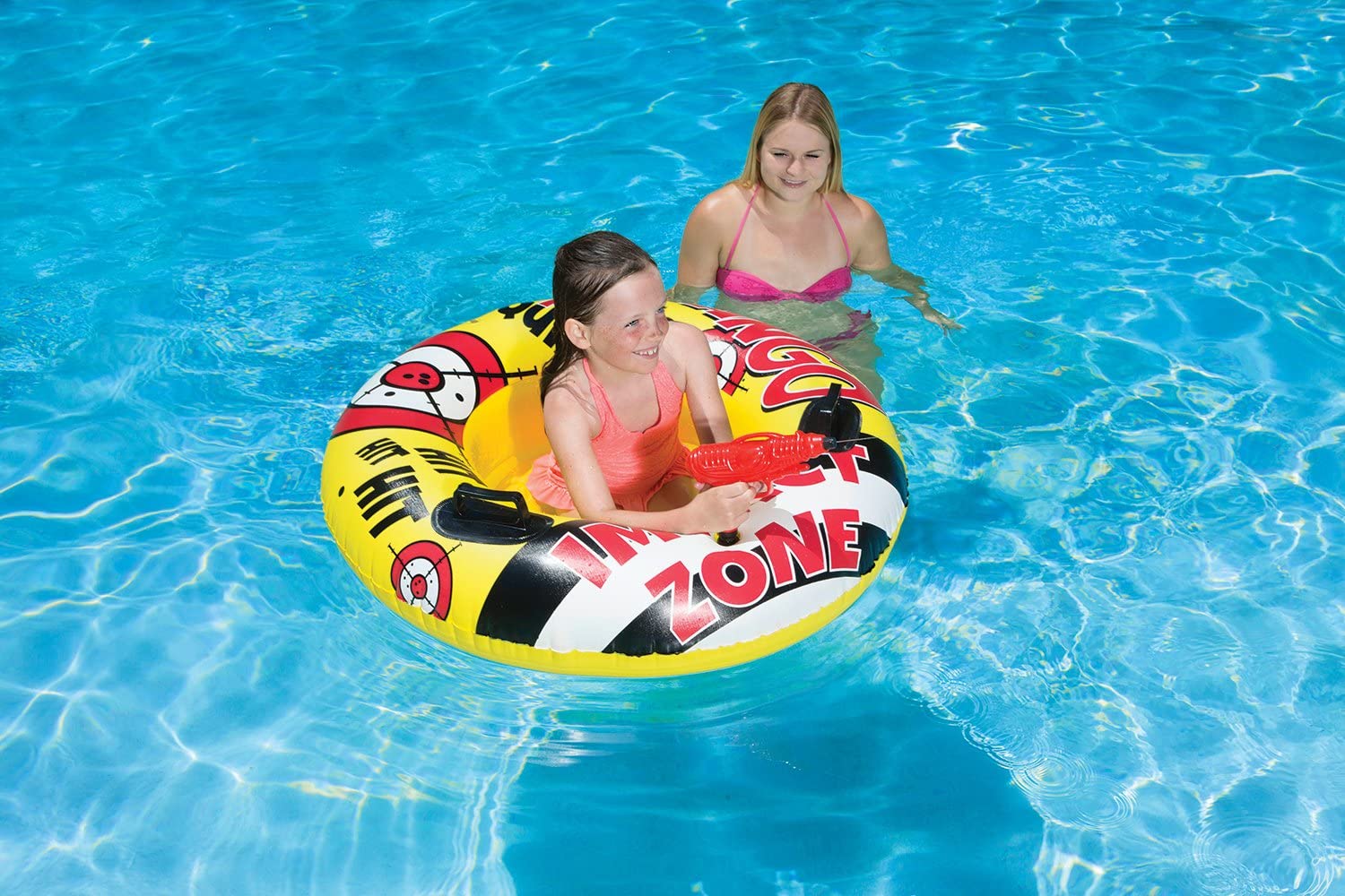 Inflatable pool float with integrated squirt guns - Pool toy with built-in water blaster
