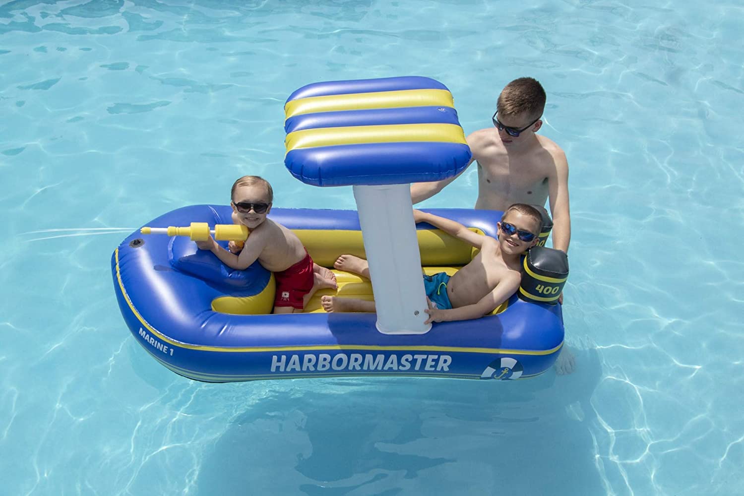 Inflatable pool float with integrated squirt guns - Pool toy with built-in water blaster