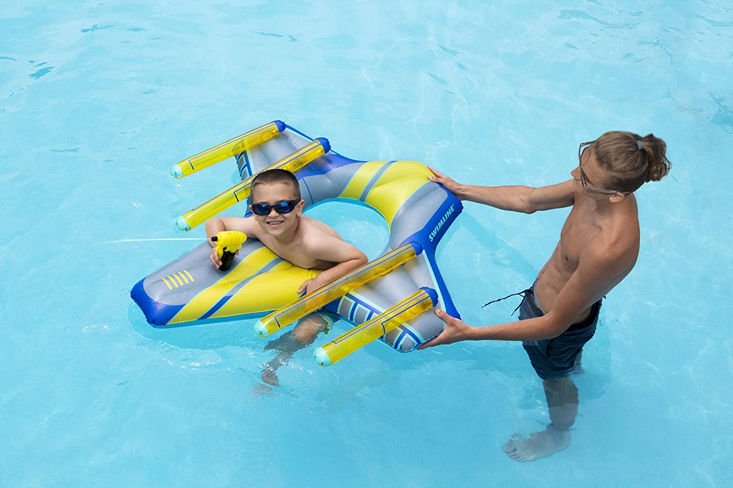 Inflatable pool float with integrated squirt guns - Pool toy with built-in water blaster
