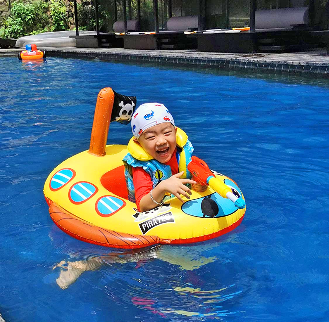 Inflatable pool float with integrated squirt guns - Pool toy with built-in water blaster