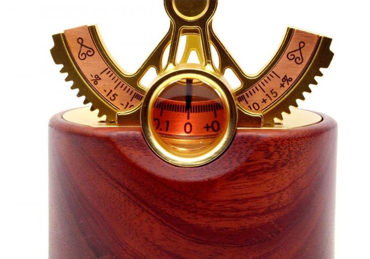 Bear or Bull Market Kinetic Moving Sculpture Shows Market Status In Real-time - Best desk ornament stock market gadget