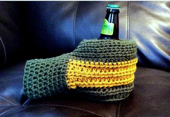 Beer Mitts - Beer koozie mittens hold your beer in the winter