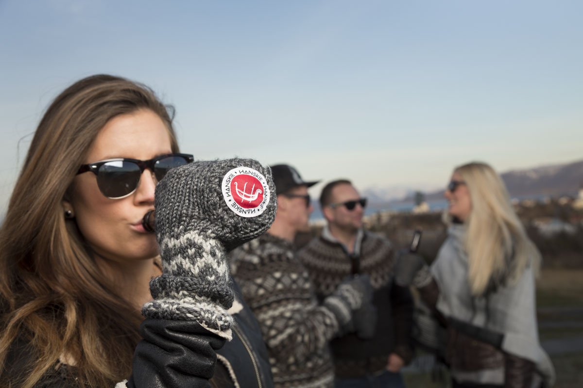 Beer Mitts - Beer koozie mittens hold your beer in the winter