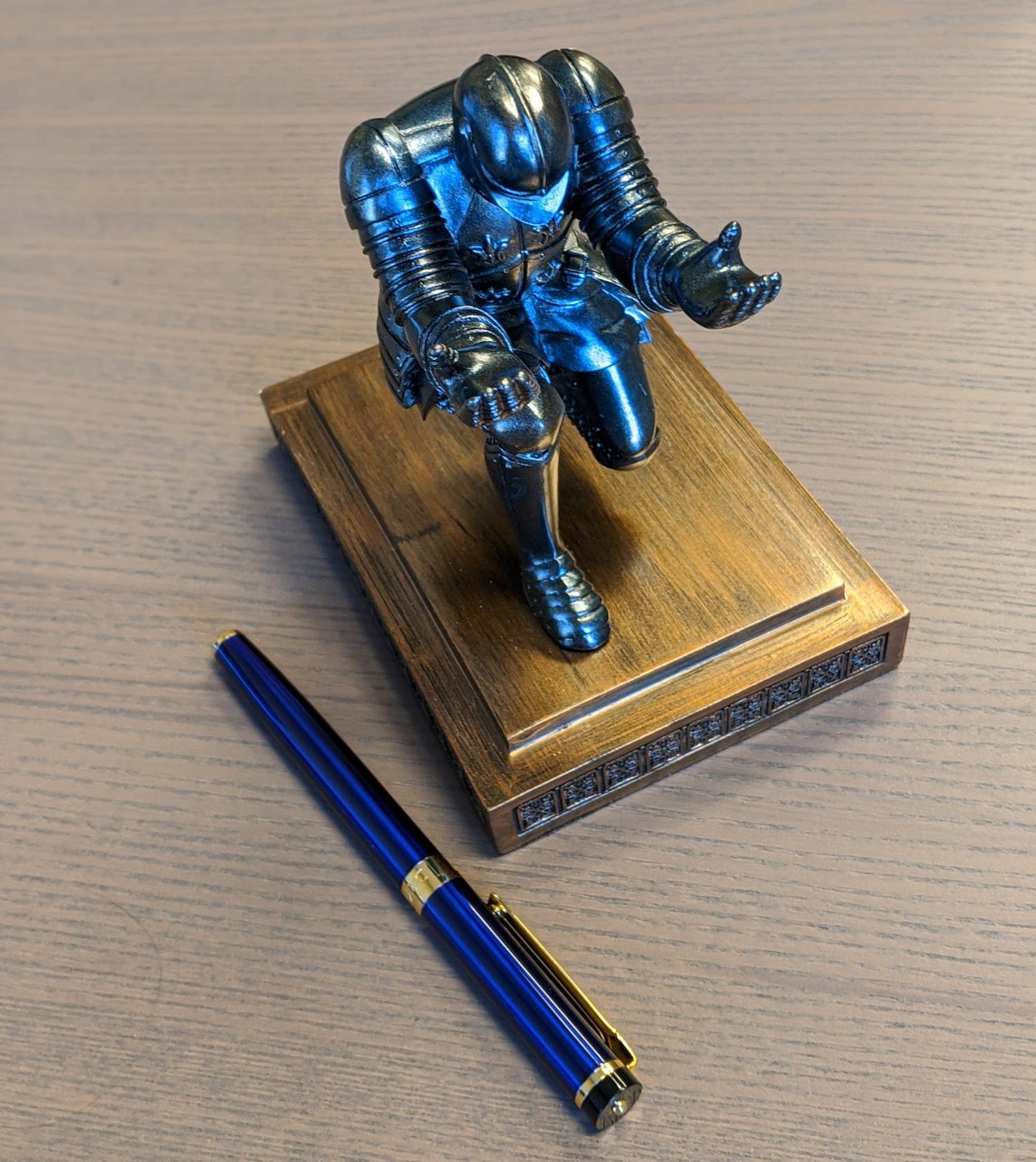 Bowing Knight Pen Holder - Medieval knight pen holder