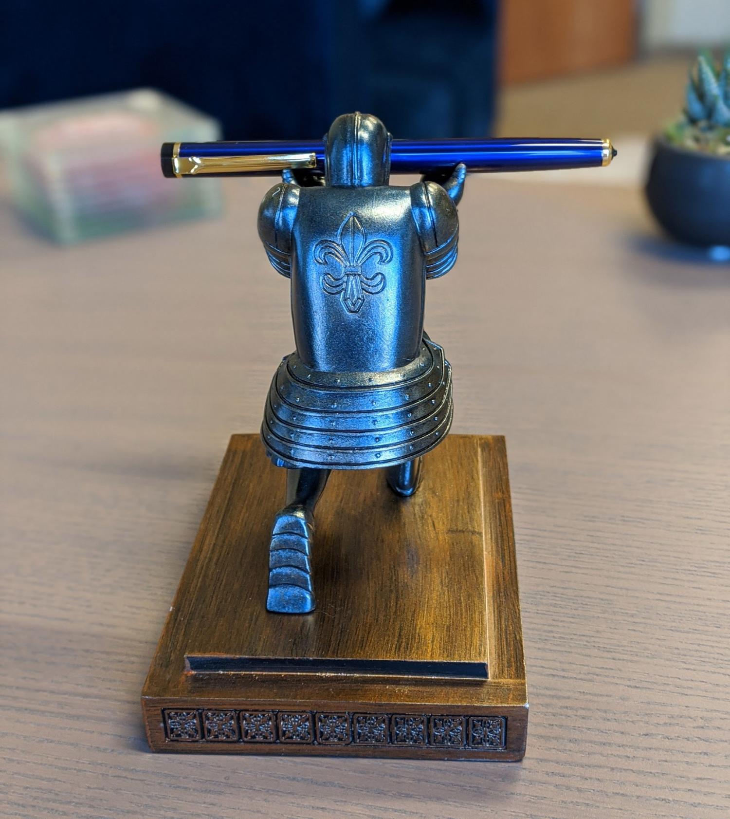 Bowing Knight Pen Holder - Medieval knight pen holder