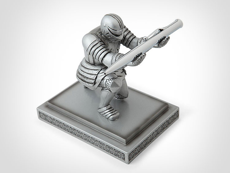 Bowing Knight Pen Holder