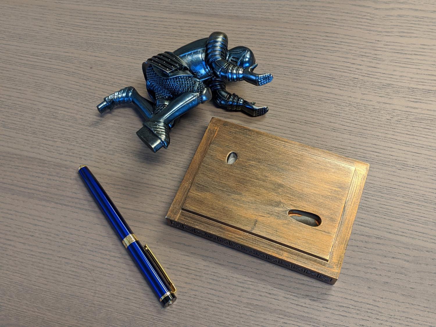 Bowing Knight Pen Holder - Medieval knight pen holder