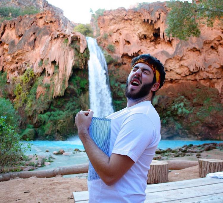BucketTee - T-Shirt With a Giant Front Pocket