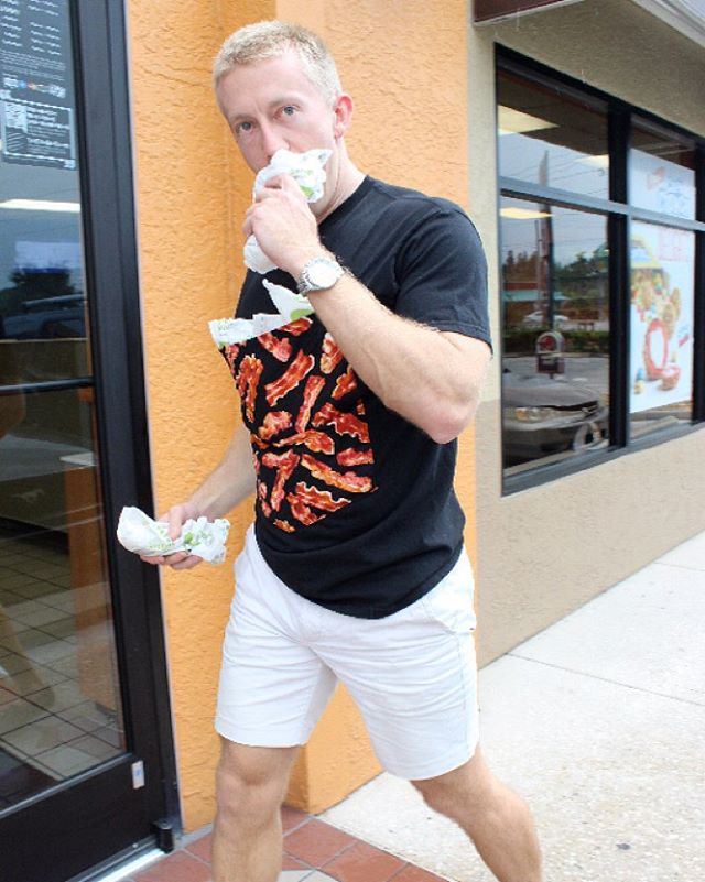 BucketTee - T-Shirt With a Giant Front Pocket