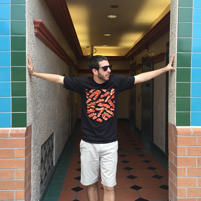 BucketTee - T-Shirt With a Giant Front Pocket