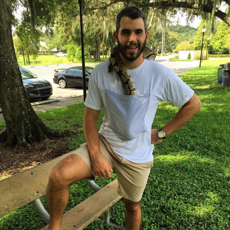 BucketTee - T-Shirt With a Giant Front Pocket