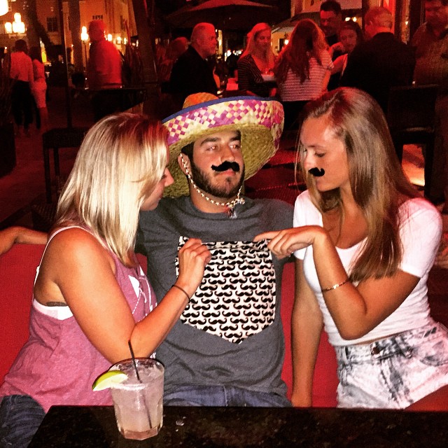 BucketTee - T-Shirt With a Giant Front Pocket