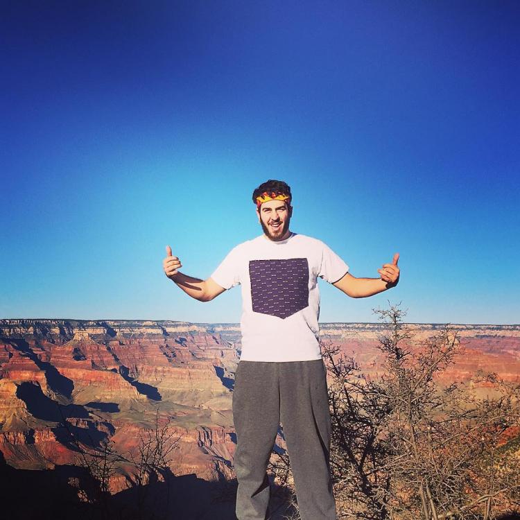 BucketTee - T-Shirt With a Giant Front Pocket
