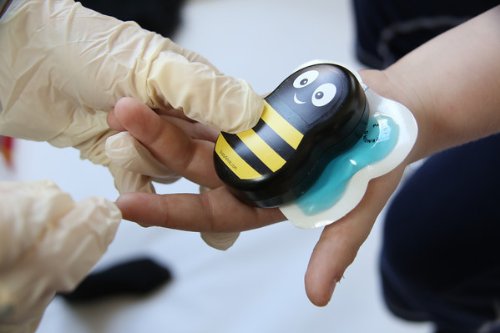 Buzzy Bee Kids Pain Relief For Shots - Bee shaped children pain relief aid