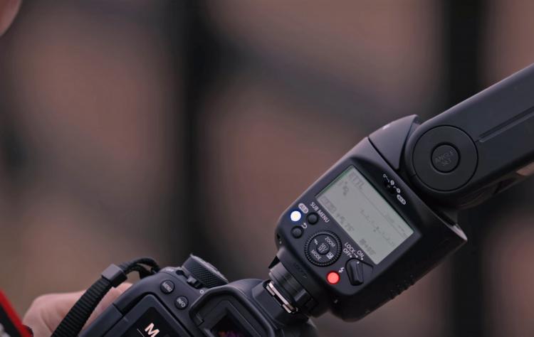 Canon Speedlite 470EX-AI Automatic flash robot finds the best spot for bursting dslr camera flash - Canon A.I. flash