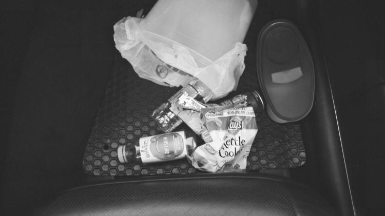 Carbage Can - Spill-proof garbage can for your car - Attaches to floor mat