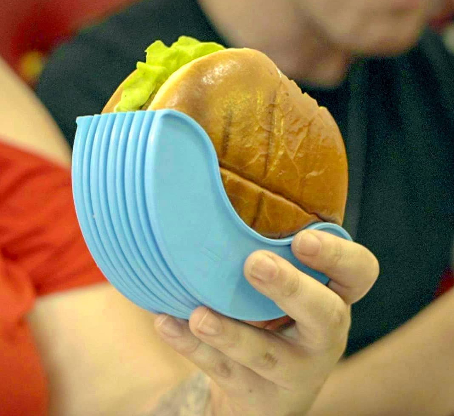 Hamburger Holder Prevents Juices and Sauces From Making a Mess