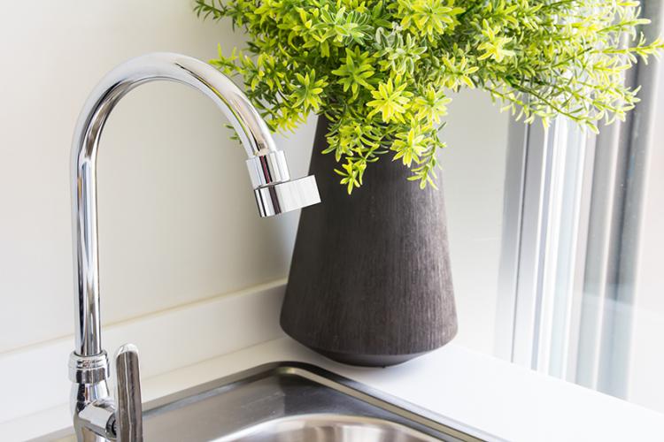 Altered Nozzle Kitchen Faucet Conserves 98% of Water Used - Water conserving misting faucet nozzle