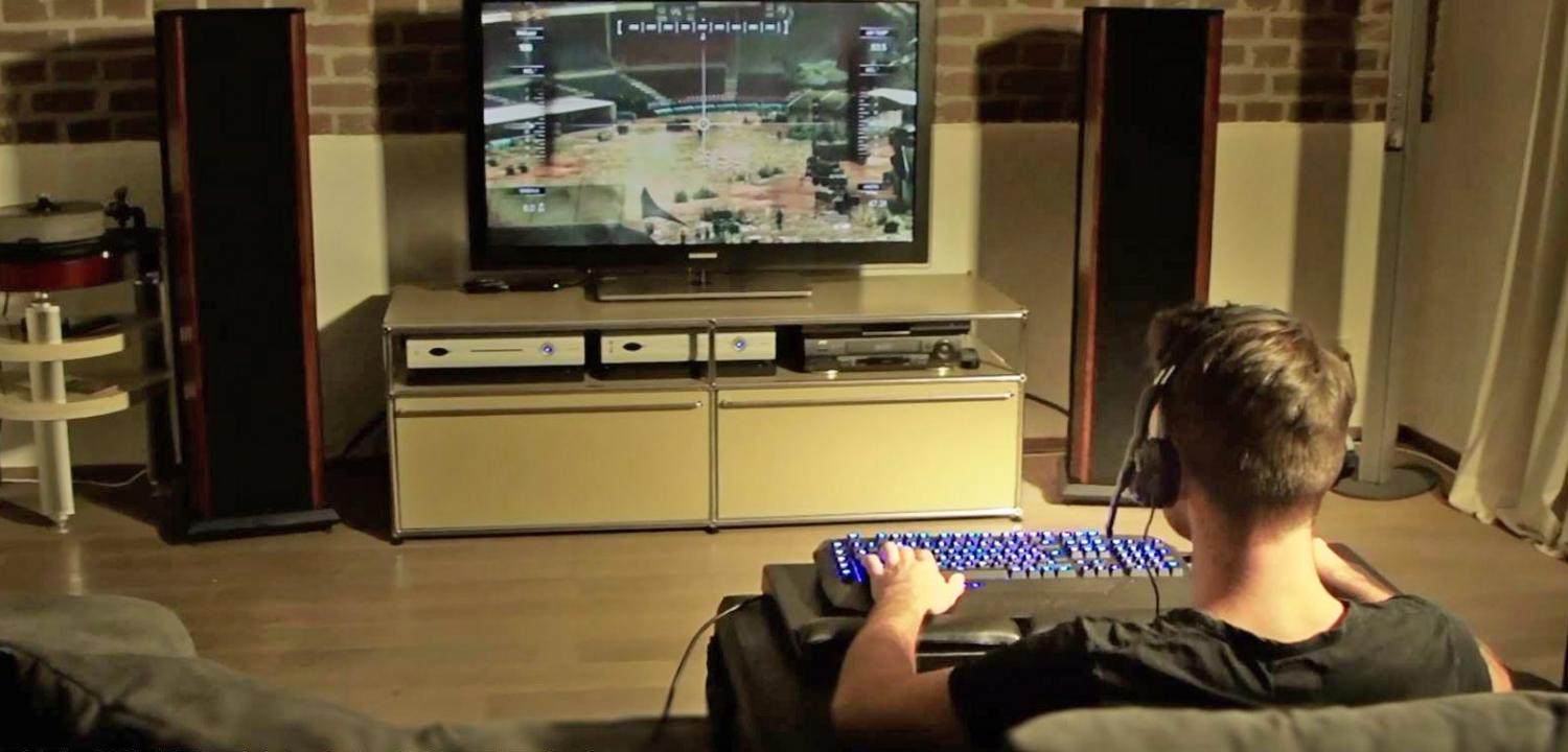 Couchmaster Is a Lap Desk That Creates a Workstation Right On Your Couch - Couch desk with cushion armrests