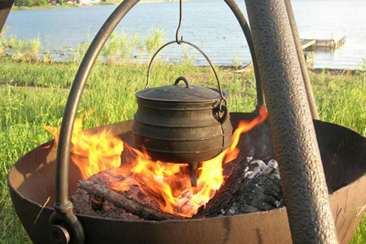 Cowboy Cauldron - Giant tripod hanging fire pit and BBQ