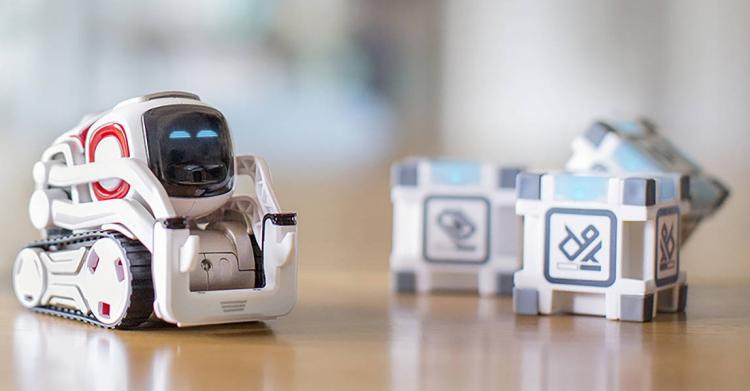 Cozmo Cute Mini Robot - Interactive home robot toy for kids - Bulldozer robot like Wall-e