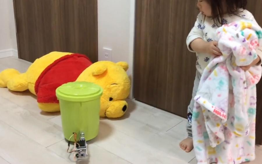 Spider shaped robotic garbage can