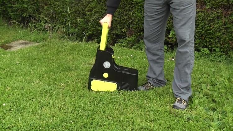 DooUp Auto-Scooping Pooper Scooper, Disinfects Area Afterwards