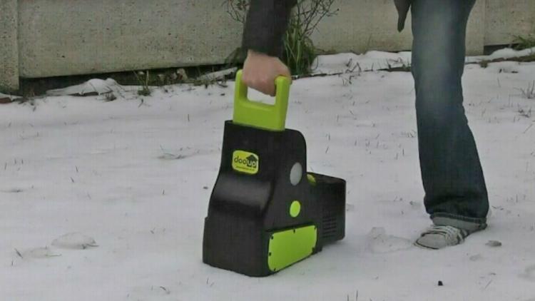 DooUp Auto-Scooping Pooper Scooper, Disinfects Area Afterwards