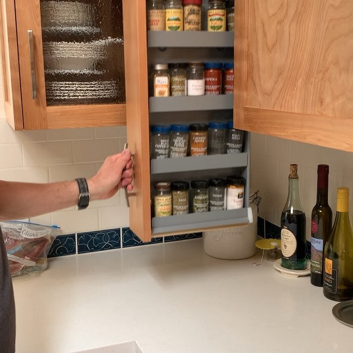 Dropdown Spice Rack Cabinet Drawer Lets You Easily Access All Your Spices - Pull-down spice cabinet