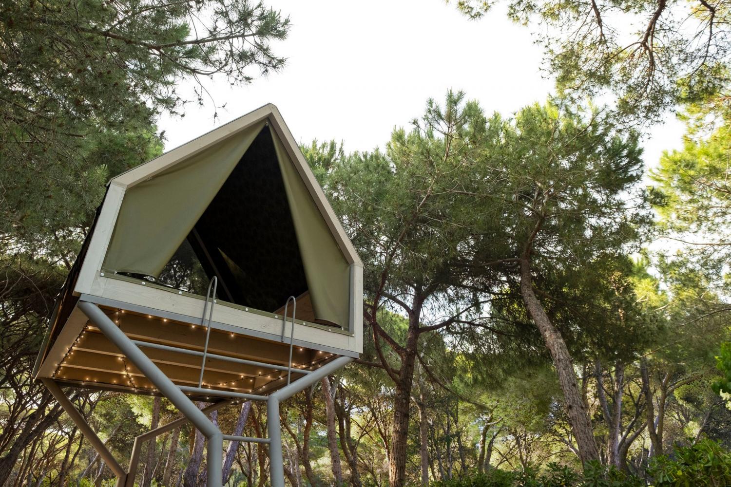 Elevated Cabin With Outdoor Living Are Underneath - Floating mini cabin design