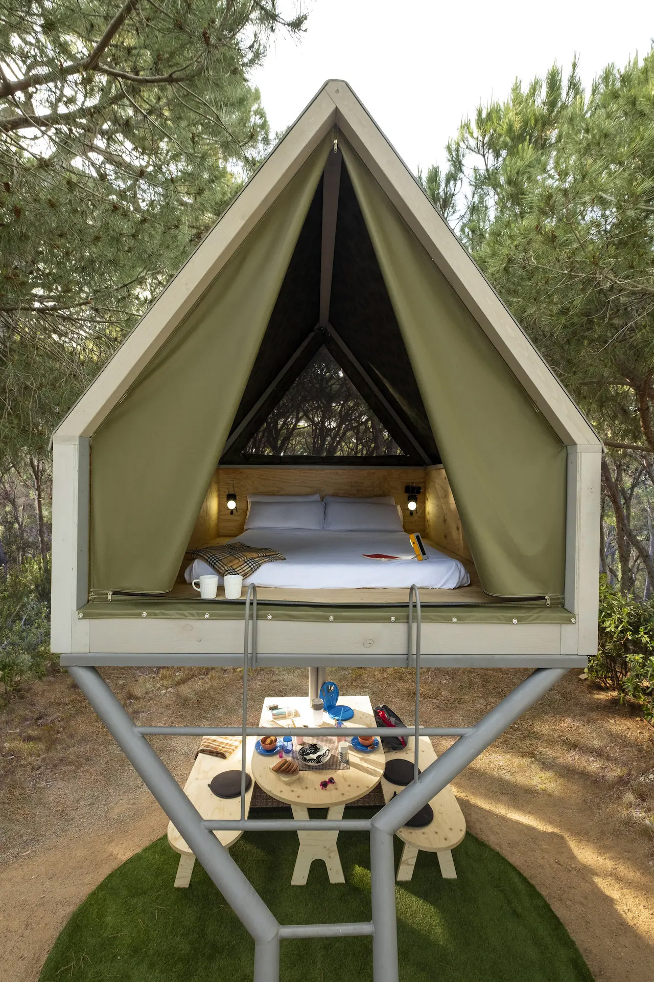 Elevated Cabin With Outdoor Living Are Underneath - Floating mini cabin design