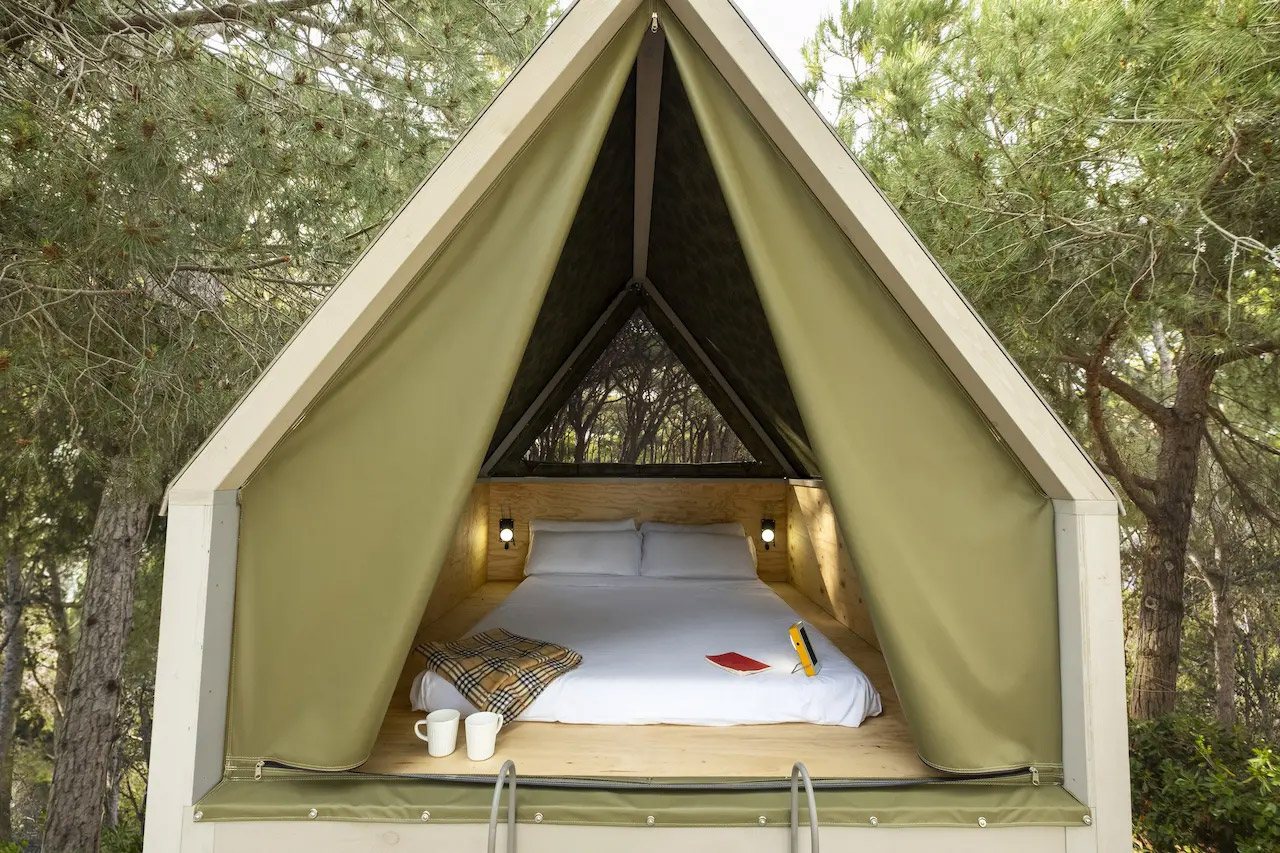 Elevated Cabin With Outdoor Living Are Underneath - Floating mini cabin design