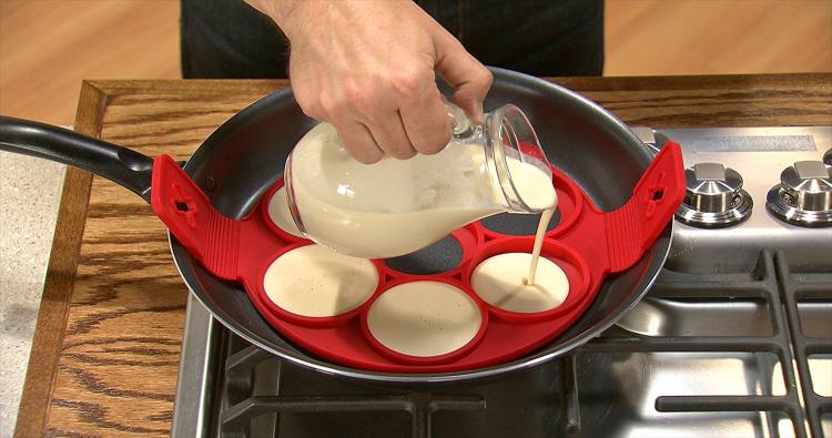 Flippin' Fantastic - Makes 7 pancakes at a time - silicone cooker flips 7 pancakes at once