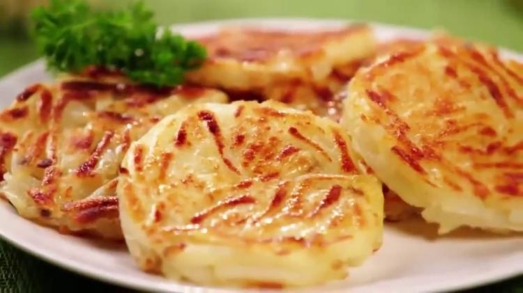 Flippin' Fantastic - Makes 7 pancakes at a time - silicone cooker flips 7 pancakes at once