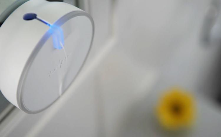 Flosstime - Automatic Floss dispensing gadget - Push button and auto dispenses perfect amount of floss