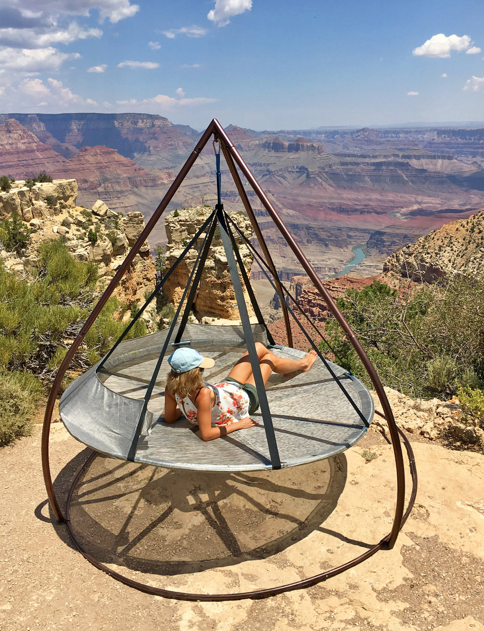 Giant Flying Saucer Hammock Chair With Tripod Stand