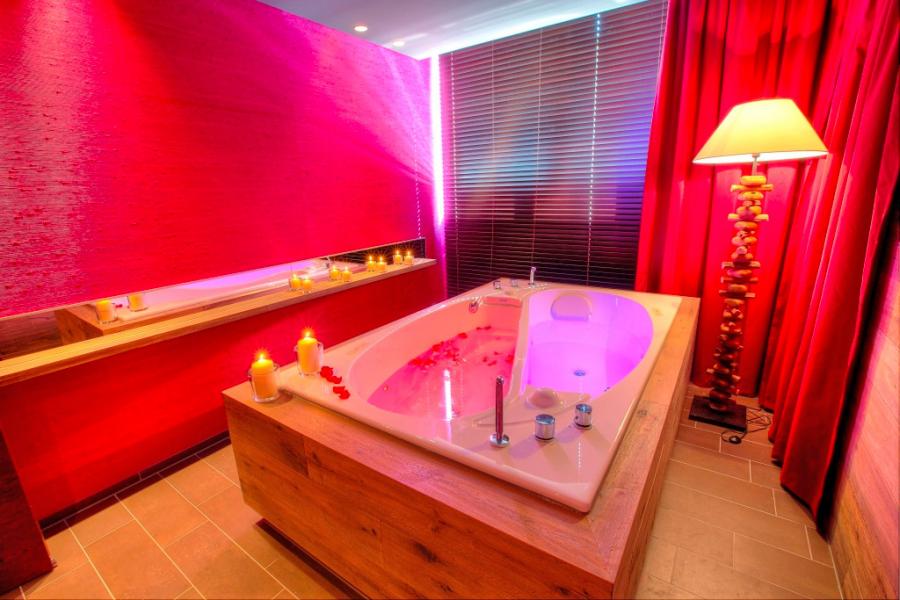 Friend Zone Bathtub - Yin Yang shaped dual person separated hot tub